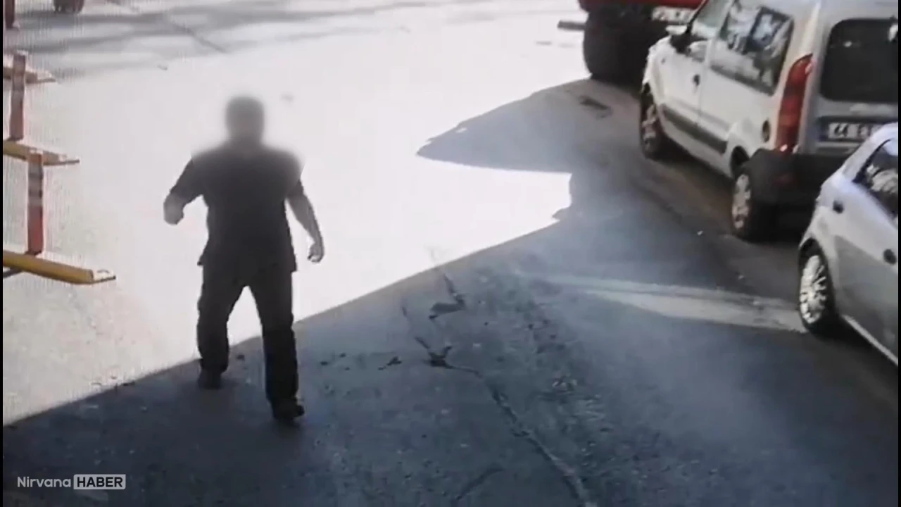 Sokak ortasında dehşet anları: Arkasından yaklaşıp yumruk atıp kaçtı