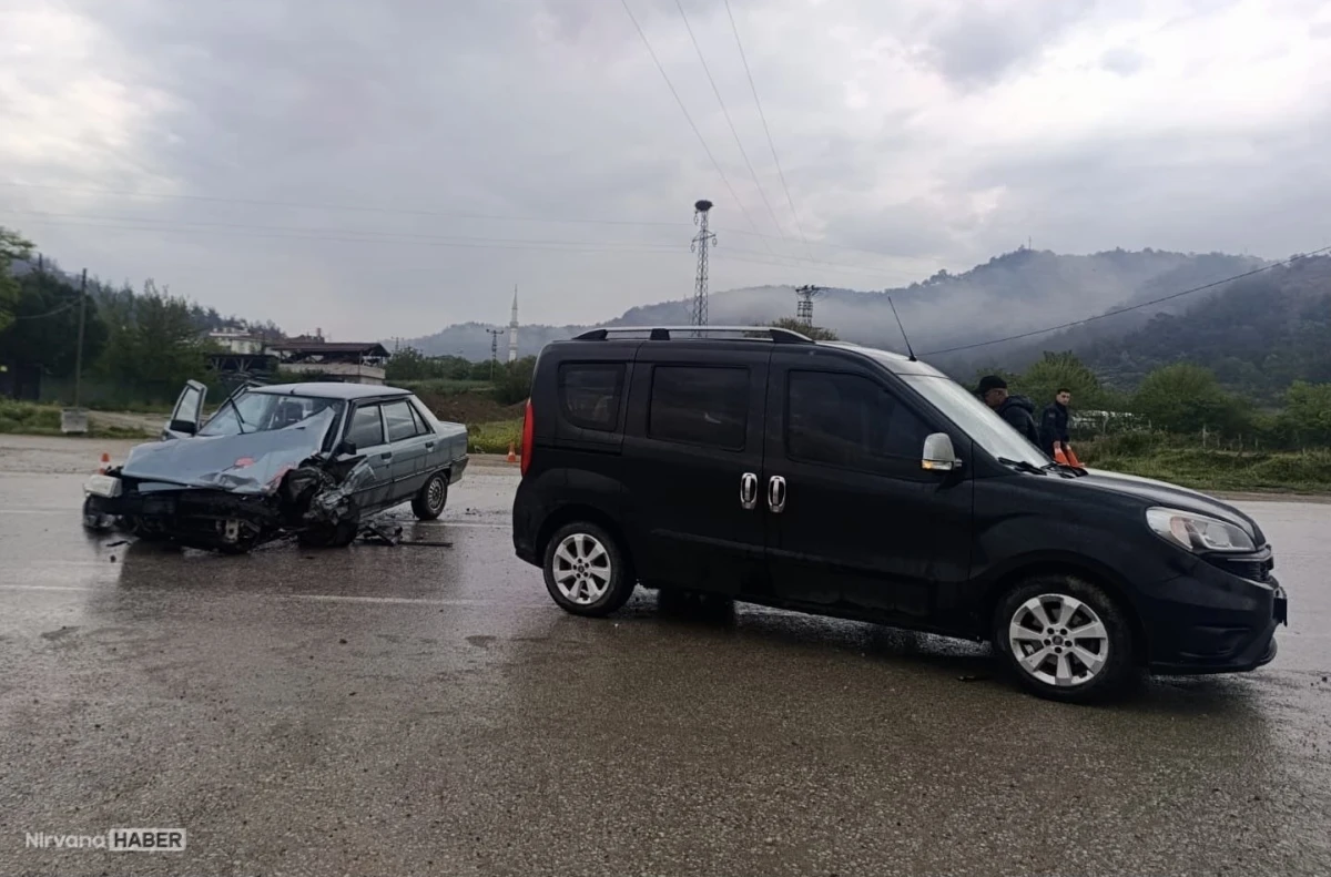 Sinop'ta korkutan kaza: Otomobil ve hafif ticari araç çarpıştı