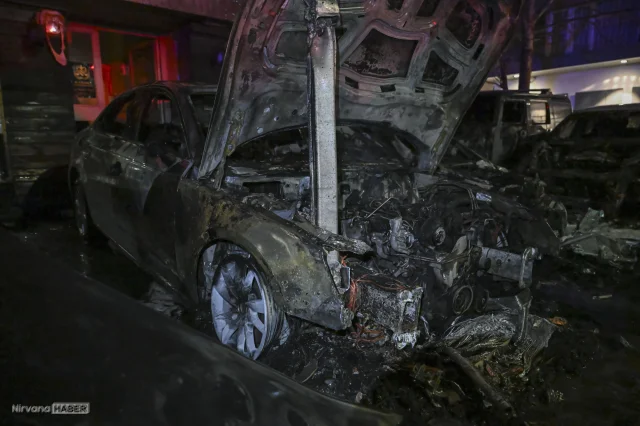 Araç kiralama şirketinde otomobilde çıkan yangın 14 araca sıçradı