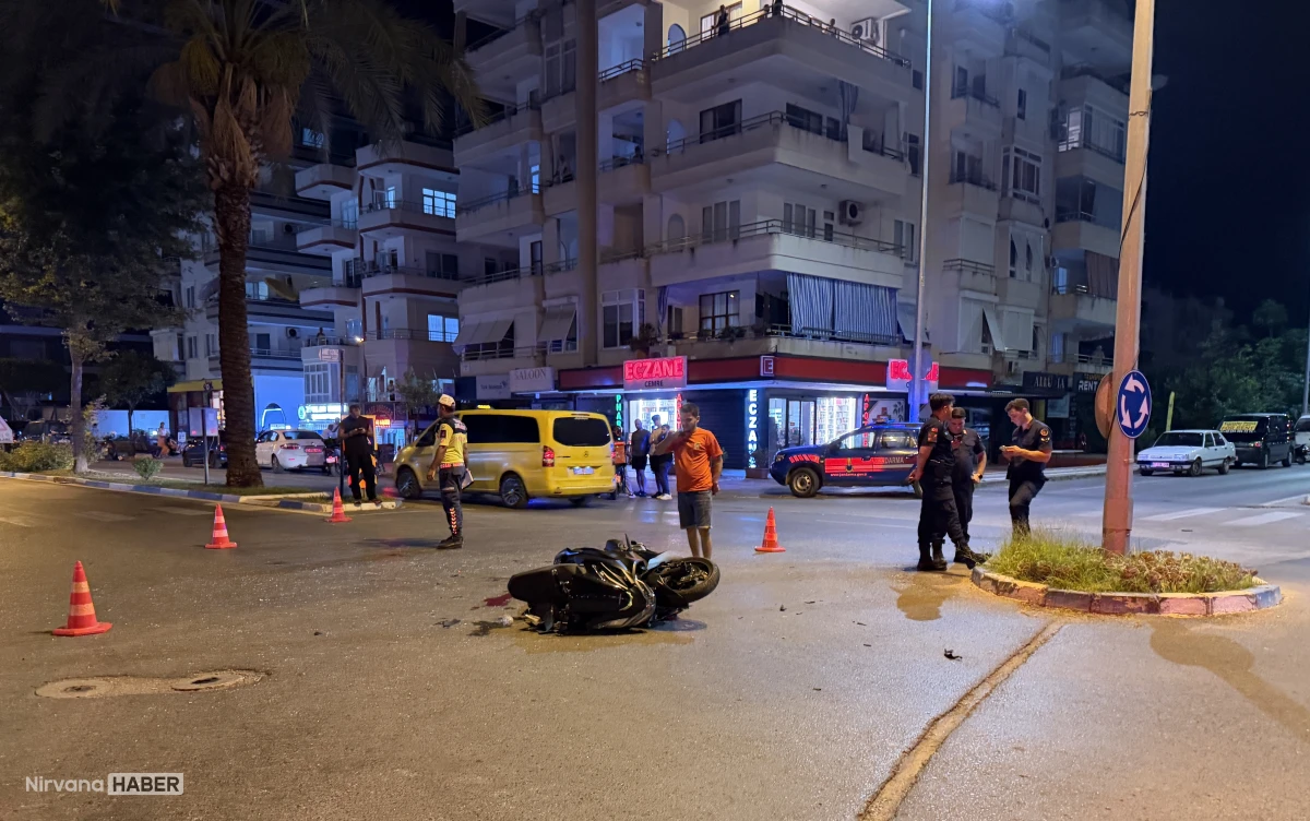 Antalya'da hafif ticari araçla çarpışan motosikletin sürücüsü ağır yaralandı