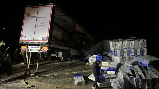Çorum'da tırın devrilmesi sonucu Kırıkkale-Tokat kara yolu ulaşıma kapandı