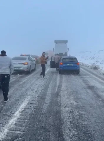 Diyarbakır’da kar yağışı trafiği olumsuz etkiledi: Zincirleme kazalar meydana geldi