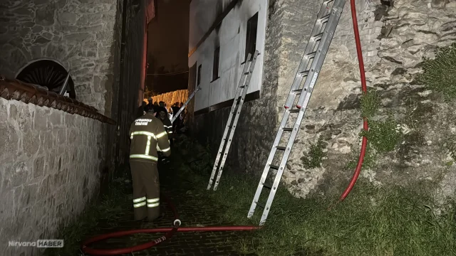 Karabük'te müstakil evde çıkan yangına müdahale eden itfaiye eri yaralandı