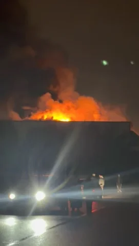 Kocaeli’de raf fabrikasında korkutan yangın