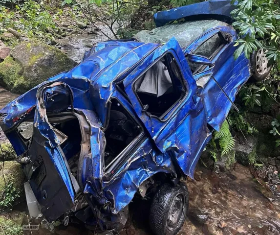 Giresun Espiye’de kamyonet dereye yuvarlandı: 1’i ağır 4 yaralı