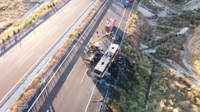 Bariyerlere çarparak alev alan yolcu otobüsünde bilanço artıyor - görsel 3