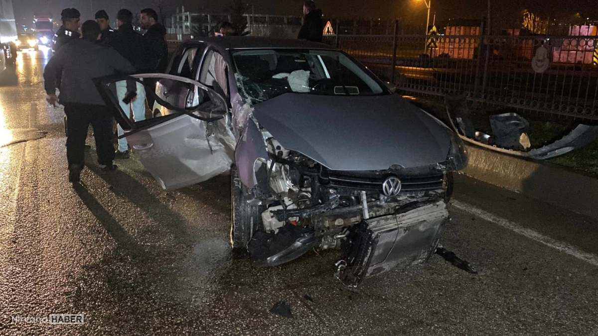 Bursa'da kontrolden çıkan otomobil direğe çarptı: 2 kişi yaralandı