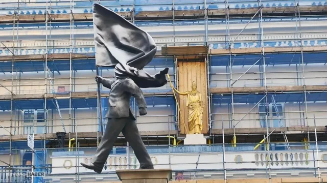 Banksy yine yaptı: Londra’nın göbeğine bıraktığı heykel olay yarattı!