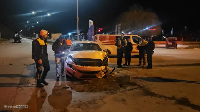Erzincan’da kavşakta feci kaza: İki otomobil kafa kafaya çarpıştı
