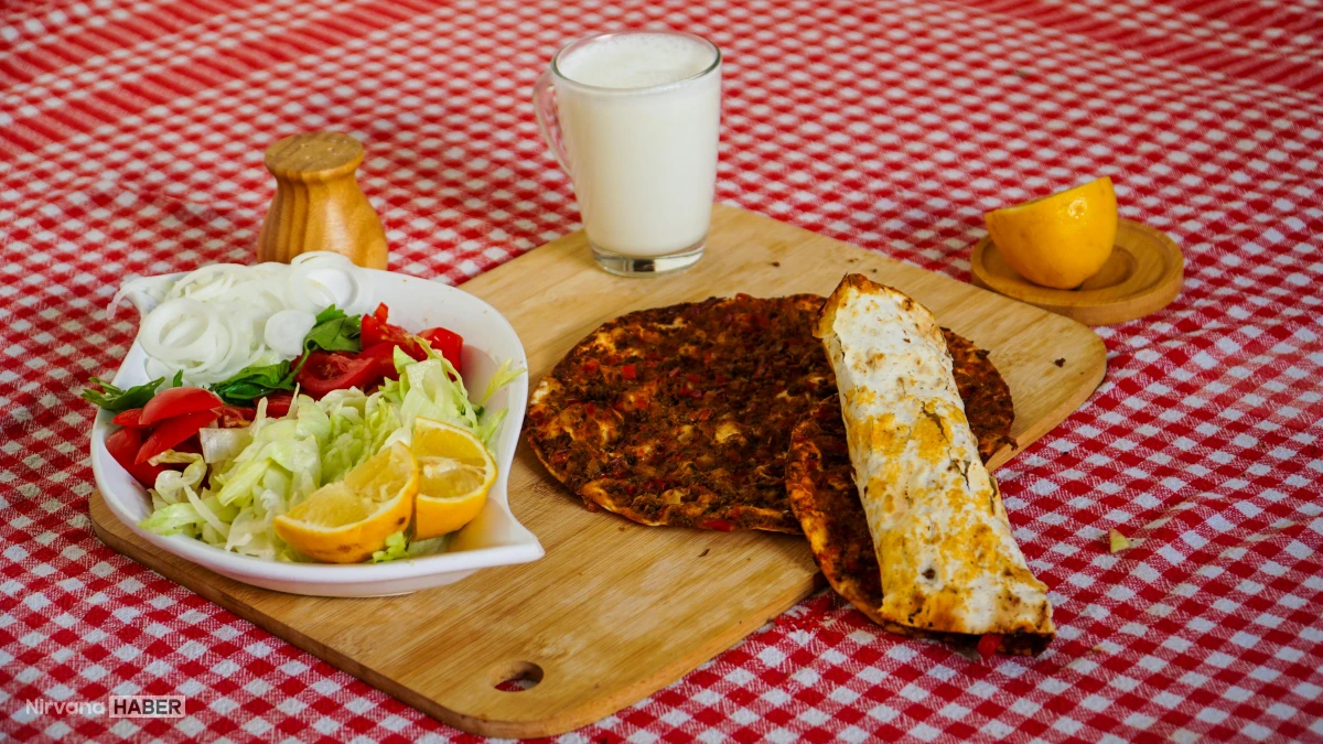 Evde çıtır çıtır lahmacun yapımı: Restoran lezzetini aratmayan pratik tarif