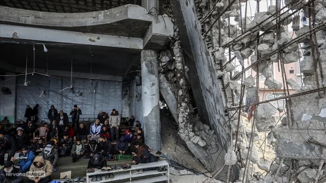 Gazze'de Ramazanın ilk cuma namazı enkazlar arasında kılındı