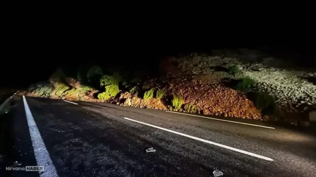 Heyelan nedeniyle kapanan otoyol trafiğe açıldı!