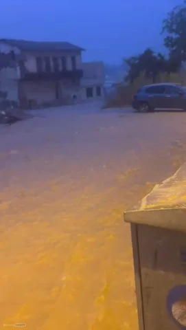 Hatay güne sel felaketiyle uyandı: Araçlar sürüklendi, otoyol köprüsü yıkıldı