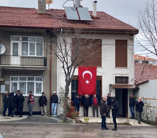 Katar'da düşen helikopterde şehit olan binbaşı Taştekin'in Isparta'daki ailesine şehadet haberi verildi