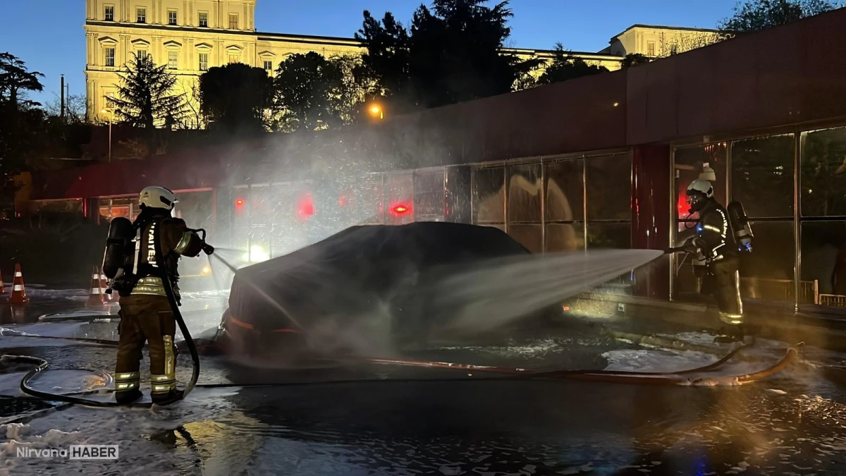 Şişli'de plazanın otoparkındaki elektrikli cip alev alev yandı