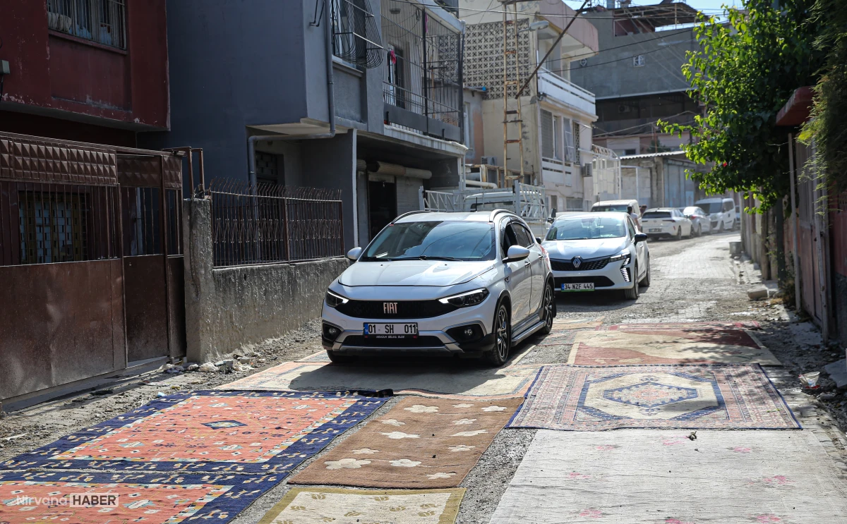 Adana'da ilginç yöntem: Yoldaki çukurlar halılarla kapatıldı