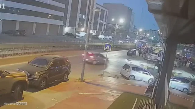 İstanbul akılalmaz kaza: Kontrolden çıkan otomobil direğe çarptı