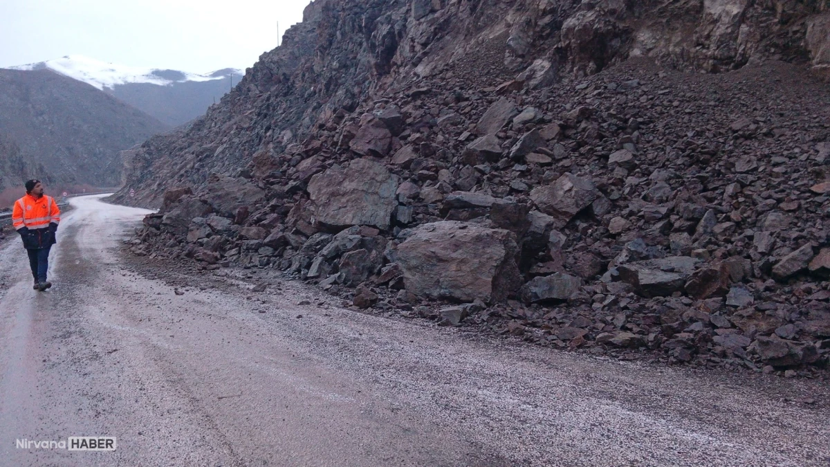 Hakkari yolunda heyelan alarmı: Yüksekova bağlantısı kısmen kapandı