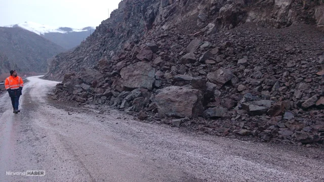 Hakkari yolunda heyelan alarmı: Yüksekova bağlantısı kısmen kapandı