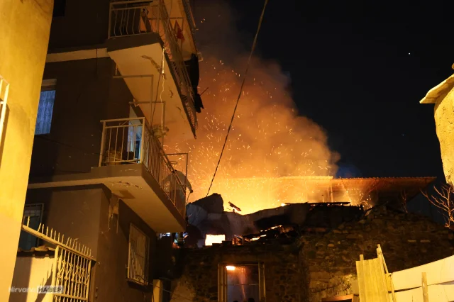 İzmir’de korku dolu anlar: Yangın çevre binalara sıçramadan söndürüldü