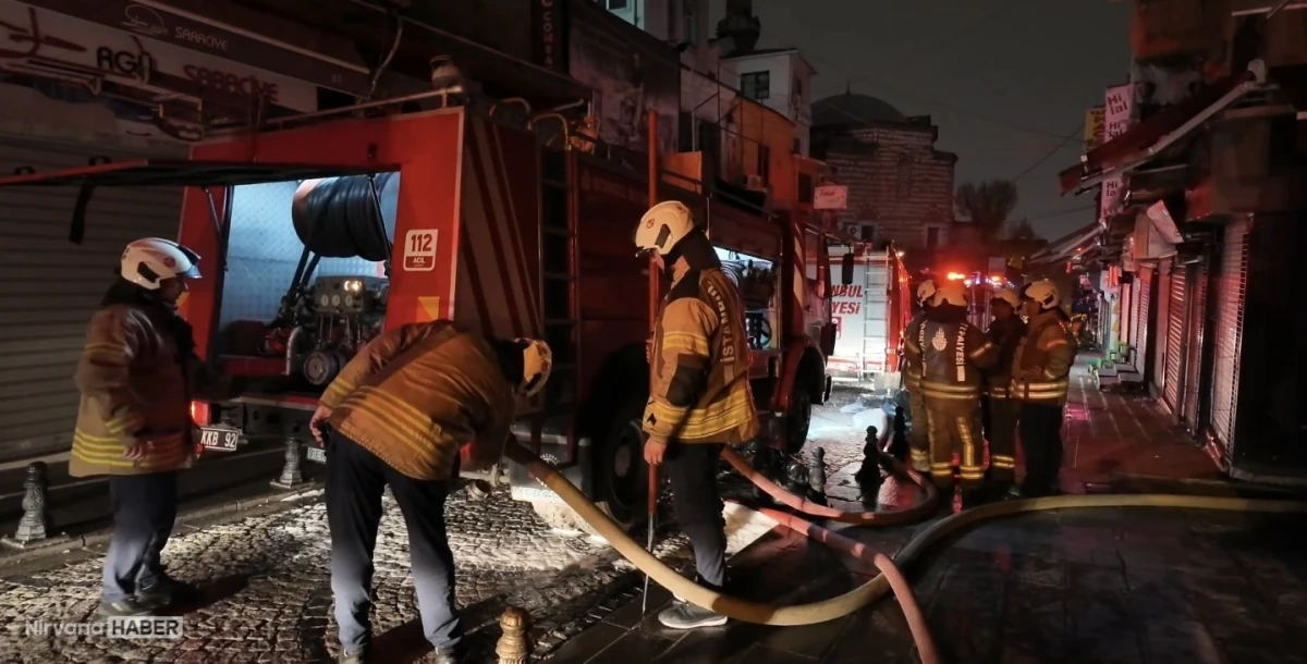 Fatih’te iş merkezinin çatısında çıkan yangın söndürüldü
