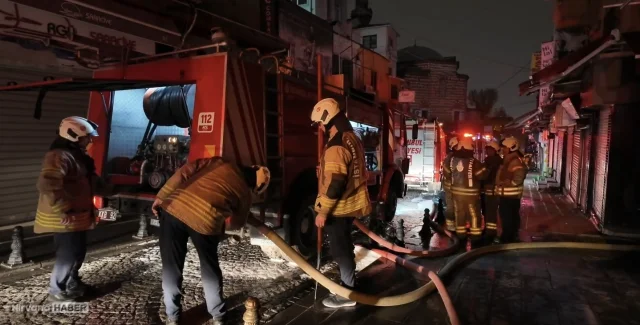 Fatih’te iş merkezinin çatısında çıkan yangın söndürüldü