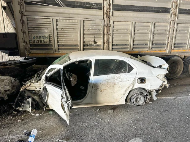 Uşak’ta feci kaza: Tır ile otomobil çarpıştı