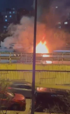 Kağıthane'de seyir halindeki taksi alev alev yandı