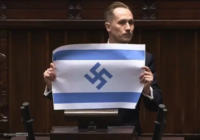 Polonyalı milletvekili parlamentoda Nazi sembollü İsrail bayrağı açtı