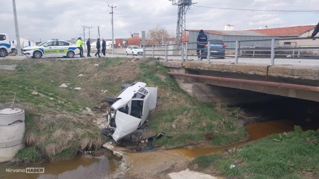 Kütahya’da çarpışan otomobillerden biri dereye uçtu: 3 yaralı