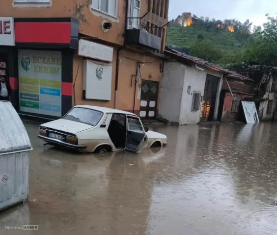 Yurt genelinde doğa alarmı: Fırtına ve sel kentleri esir aldı