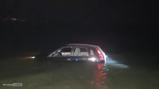 Bursa Orhangazi'de otomobil göle düştü: 1 kişi yaralandı