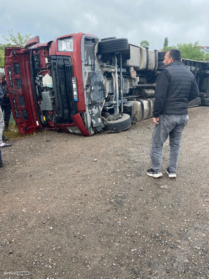 Zonguldak'ta tır, otomobille çarpıştıktan sonra devrildi: 6 yaralı