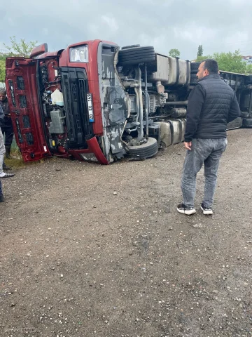 Zonguldak'ta tır, otomobille çarpıştıktan sonra devrildi: 6 yaralı