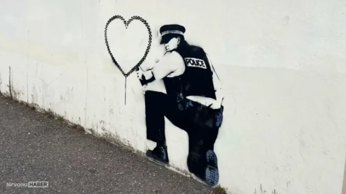 İngiltere'deki Kalp Çizen Polis duvar resminin Banksy eseri olduğu düşünülüyor
