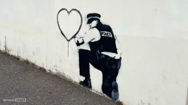 İngiltere'deki Kalp Çizen Polis duvar resminin Banksy eseri olduğu düşünülüyor