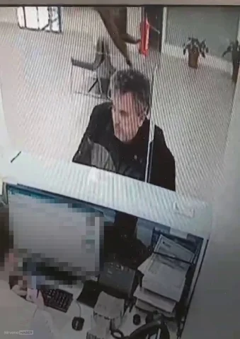 Bolu'da bankada işlem yapan vatandaşın kafasına kedi düştü