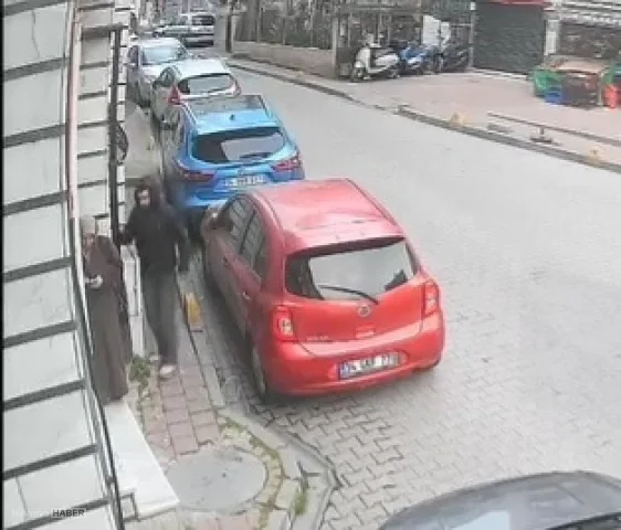 Fatih’te kapkaç anı kamerada: Kadının telefonu saniyeler içinde çalındı