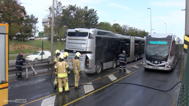 İstanbul'da metrobüste çıkan yangın yolcuları tahliye ettirdi