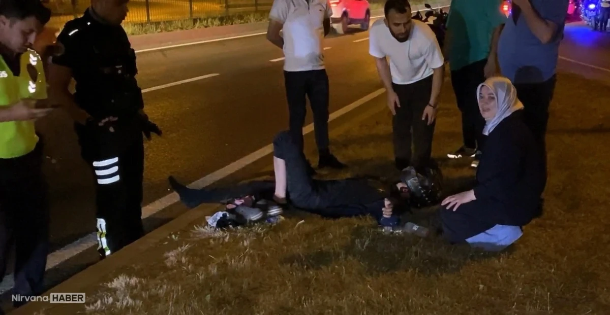 Kaza yerine gelen anne, yaralı oğlunun elini tutarak moral verdi