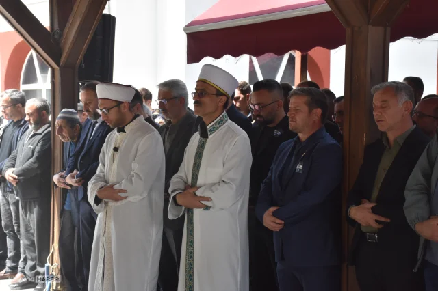 Okul saldırısında ölenler için birçok ilde gıyabi cenaze namazı kılındı!