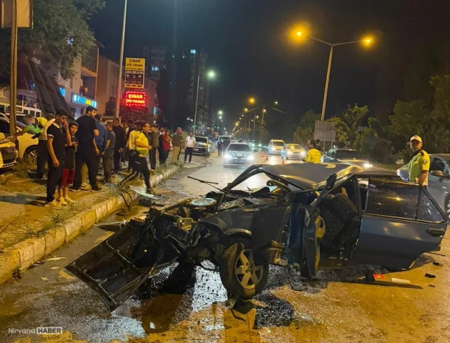 Muş'ta kontrolden çıkan otomobil park halindeki araçlara çarptı