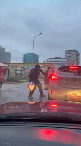 Pendik’te trafikte gerilim: Sürücüyü araçtan indirmeye çalıştı