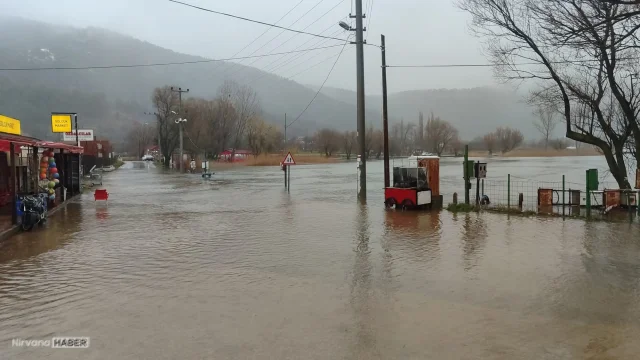 İzmir’de sağanak alarmı: Gölcük Gölü taştı, yollar su altında kaldı