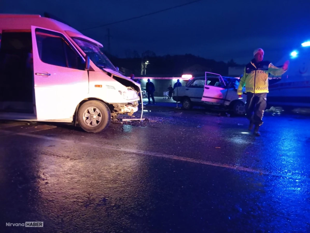 Zonguldak’ta servis minibüsü ile otomobil çarpıştı: 7 yaralı