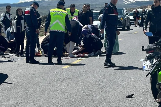 Niğde'de iki motosiklet kafa kafaya çarpıştı: 2 kişi yaralandı