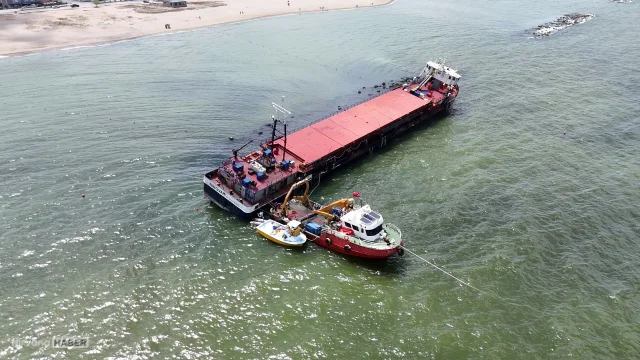 Sakarya'da karaya oturan gemiyi kurtarma çalışmaları başladı