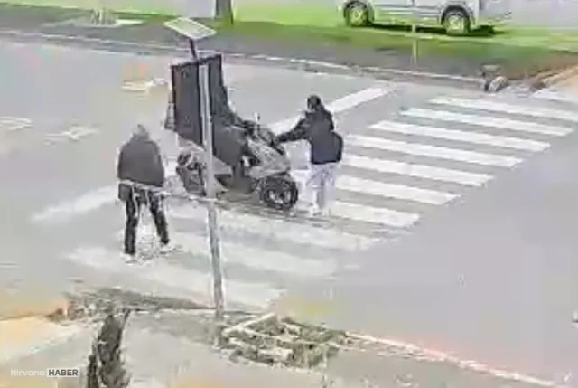 Mersin’de yaya geçidinde korkutan kaza: Motokurye çocuğa çarptı