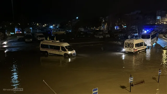 Çanakkale’de dere taştı: İşletmeler ve tekneler sular altında kaldı