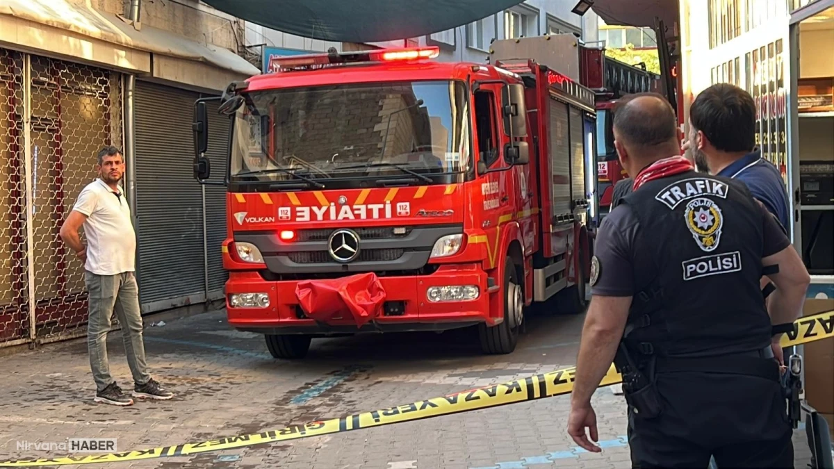 Nevşehir’de 3 katlı binanın çatısında yangın söndürüldü